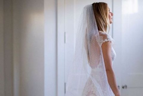 Gwyneth Paltrow vo svadobných šatoch zo zadu