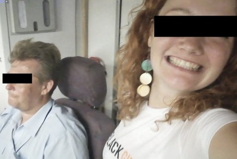 dievča spolu s vodičom metra