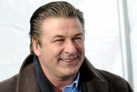 Alec Baldwin sa usmieva, úsmev, busta, v kabáte