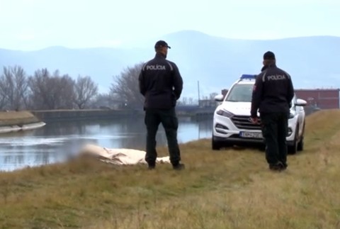 Smrť neznámej ženy. Jej telo našli vo Váhu