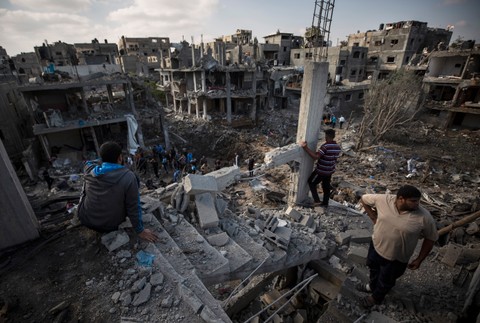 Palestínčania kontrolujú svoje zničené domy po útokoch Izraelu