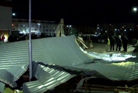 Vietor strhol strechu z bytovky v Senici