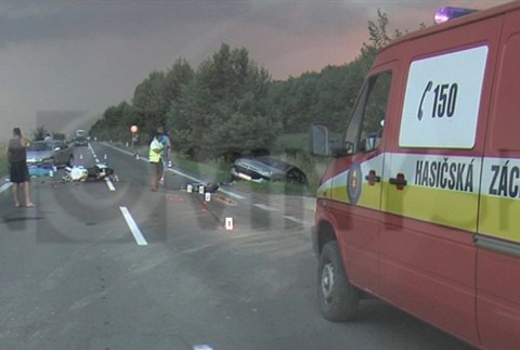 Zrážka motorkára s dvomi autami