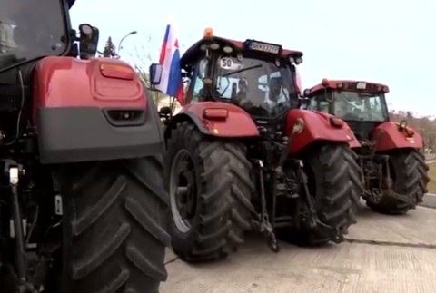 Farmári zasadli s premiérom Pellegrinim. A to rovno na rokovaní vlády