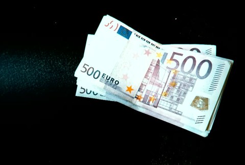Na benzínke chcel platiť falošnými bankovkami z Číny. Zamestnankyňa mu na to neskočila