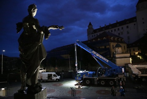 Stožiar pred parlamentom už stojí