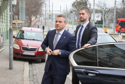 Peter Pellegrini prichádza do centrály SNS