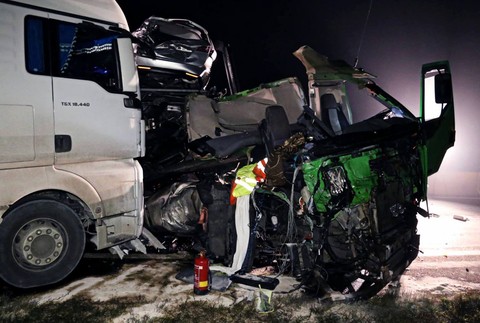 Dialnica R1 nehoda kamionov2