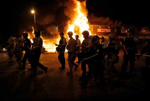 Protesty v USA vyvolané policajným zásahom sa stupňujú