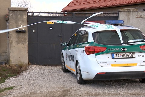 Záhadná smrť v Seredi. Zohavené telo muža našla v dome jeho dcéra
