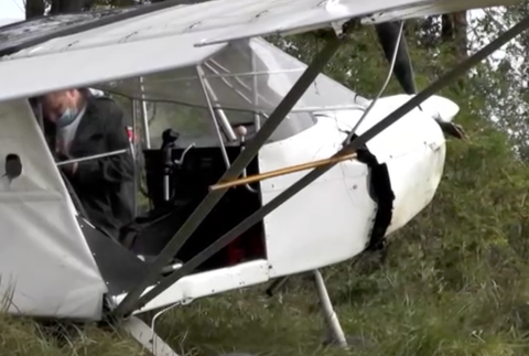 Opustené lietadlo na poli