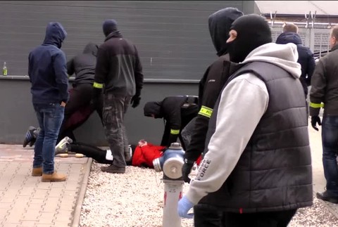 [multi] Kukláči zasahovali pred obchodným centrom v Snine. Zadržaní ležali v putách na zemi 29