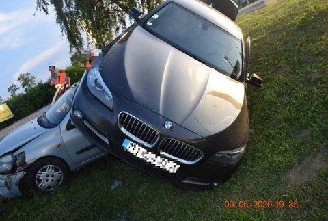 Pre predbiehaní skončil na streche pred ním idúceho auta, na krku má už obvinenie 