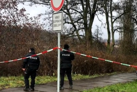 Polícia vyšetruje brutálnu vraždu novorodenca.