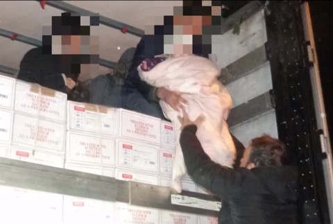 V kamiónoch sa tlačilo 78 migrantov. Vodičov zatkli, ale polícia rieši nový problém