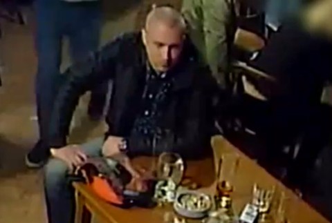 Najprv sa tváril nenápadne a potom odišiel s cudzou kabelkou. Polícia pátra po mužovi