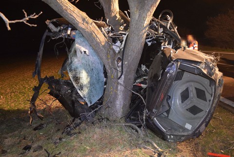 Mladík neprežil nočný náraz auta do stromu.