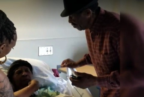 Skutočný dôkaz lásky. Muž každý deň prejde 10 km, aby videl svoju ženu