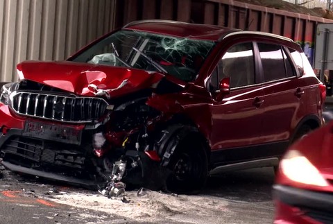 [multi] Čelná zrážka si vyžiadala troch zranených. Starší pár mal auto len pár dní 684