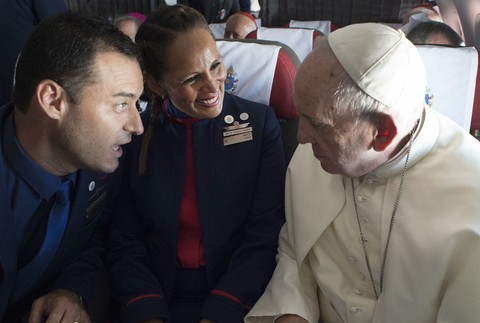 Pápež oddal pár na palube lietadla 4