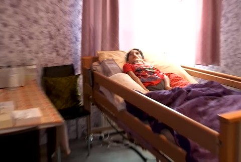 Chlapec po zásahu bleskom upadol do bdelej kómy. Rodičia sa odmietajú vzdať