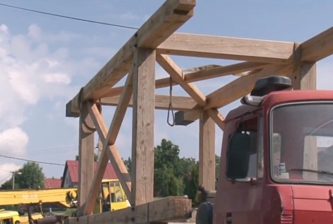 Živých zvoláva, mŕtvych odprevádza a blesky láme. Dedinou Mútne sa už ozýva hlas zvonu