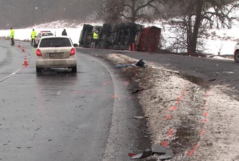 [multi] Okolnosti nehody dvoch kamiónov boli záhadou. Vodič každého tvrdili niečo iné 1703