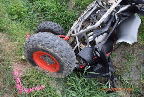 Vodič bez prilby skončil po nehode zakliesnený pod štvorkolkou