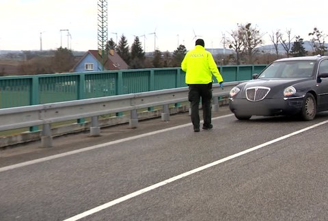 Nehoda na hraničnom priechode. Vodič prišiel o život ešte pred nárazom do zvodidiel