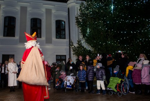 prezidentka zuzana čaputová deti mikuláš stromček (3)