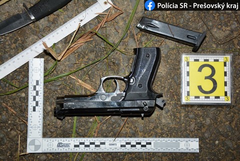 Grilovačku pri rybníku vo Vrbovom narušil muž so zbraňou. Na partiu ľudí trikrát vystrelil 