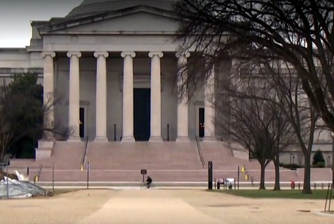 Patová situácia na úradoch. Zmrazené výplaty trápia pracovníkov už tretí týždeň