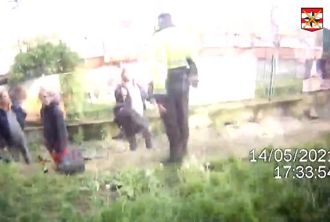 [multi] Utok na policajtky 9028