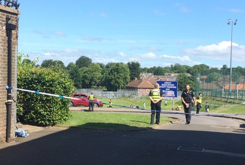 Do ľudí na ulici v Newcastli vrazilo auto, zranilo aj deti.jpg