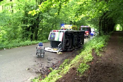 [multi] Pri Žiari nad Hronom sa prevrátila sanitka. Sedelo v nej päť pacientov 1675