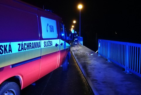 Muž (35) nedal na križovatke prednosť autu, po náraze vyletel z mosta