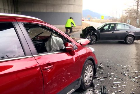[multi] Čelná zrážka si vyžiadala troch zranených. Starší pár mal auto len pár dní 683