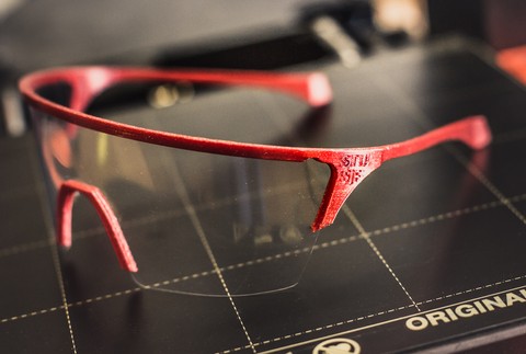 Model ochranných okuliarov použiteľný aj bez rúška či respirátora