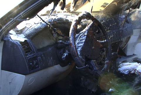 Mladej žene začalo horieť auto počas jazdy. Pred plameňmi sa snažila uniknúť aj so svojim dieťaťom