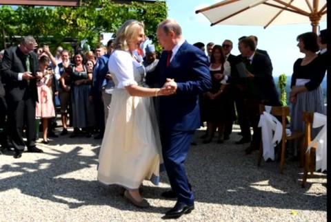 Putin Kneissl tanec.jpg