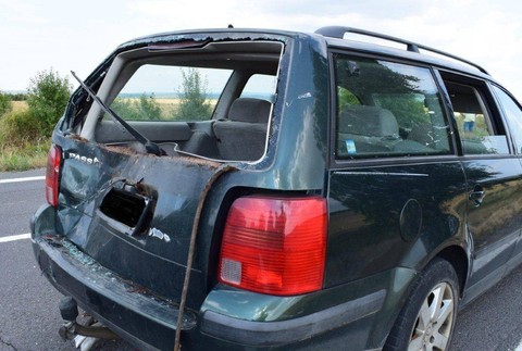 Mladý motorkár (16) narazil do auta pred ním, skončil v nemocnici