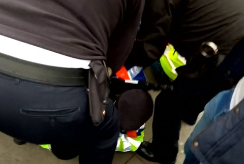 Agresívny protest pre brexit. Žlté vesty sa rozšírili do Británie