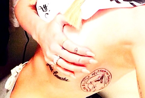 Miley Cyrus s novým tetovaním