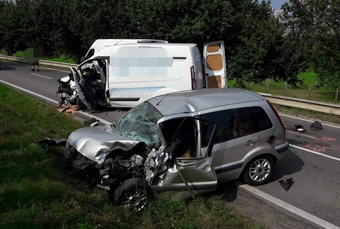 Polícia uzavrela cestu za Senicou. Zrazili sa tam dve autá