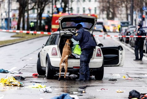 V Mníchove vrazilo auto do davu ľudí