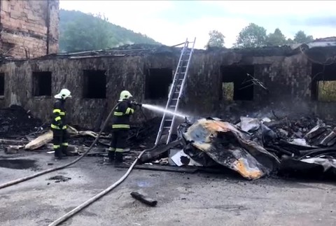 [multi] VIDEO: Hotel opäť zachvátili obrovské plamene, teraz zhorel do tla 7230