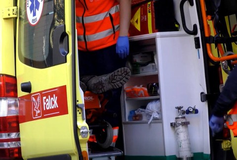 Mladíka zavalil ťažký kmeň stromu. Záchranári sa k nemu nevedeli dostať