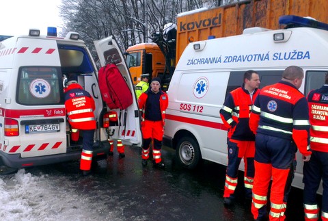 autobus prevrátený kamión Detva Zvolen Čierny most 2