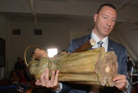 Socha apoštola z orloja s tajným odkazom 