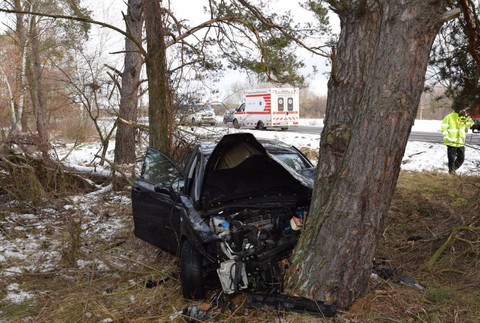 Vodič zišiel z cesty a narazil do stromu. Na mieste zasahoval vrtuľník